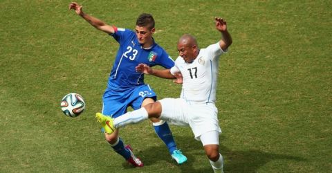 NATAL, BRAZIL - JUNE 24:  Marco Verratti of Italy and Egidio Arevalo Rios of Uruguay compete for the ball during the 2014 FIFA World Cup Brazil Group D match between Italy and Uruguay at Estadio das Dunas on June 24, 2014 in Natal, Brazil.  (Photo by Julian Finney/Getty Images)