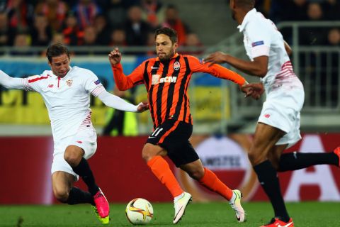 "LVIV, UKRAINE - APRIL 28: Marlos (C) of Shakhtar is challenged by Grzegorz Krychowiak (L) and Steven N'Zonzi (R) of Sevilla during the UEFA Europa League Semi Final first leg match between Shakhtar Donetsk and Sevilla at Arena Lviv on April 28, 2016 in Lviv, Ukraine.  (Photo by Alex Grimm - UEFA/UEFA via Getty Images)"