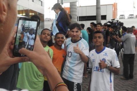 Ο Βραζιλιάνος σωσίας του πάει να συναντήσει τον Μέσι στο Copa America