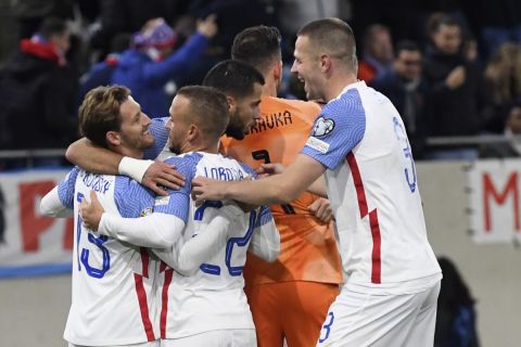 Οι παίκτες της Σλοβακίας πανηγυρίζουν νίκη κόντρα στο Λουξεμβούργο για τα προκριματικά του Euro 2024 | 16 Οκτωβρίου 2023