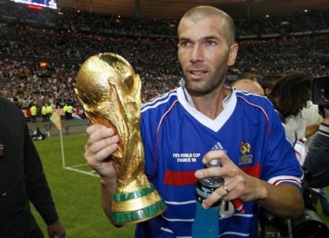 France's Zinedine Zidane holds the World Cup trophy after an exhibition soccer match pitting France's 1998 World  Cup Champions against a selection of players from the rest of the world, to celebrate the 10th anniversary of  France's World Champion title at the Stade de France in Saint-Denis July 12, 2008. REUTERS/Vincent Kessler  (FRANCE)