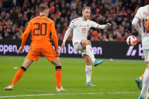 Ο Κρίστιαν Έρικσεν της Δανίας σε στιγμιότυπο του φιλικού αγώνα κόντρα στην Ολλανδία στη "Γιόχαν Κρόιφ Αρένα", Άμστερνταμ | Σάββατο 26 Μαρτίου 2022