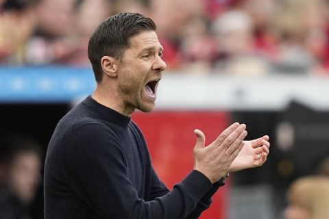 Ο προπονητής της Λεβερκούζεν, Τσάμπι Αλόνσο, σε στιγμιότυπο της αναμέτρησης με τη Βέρντερ για την Bundesliga 2023-2024 στην "Μπαϊαρένα", Λεβερκούζεν | Κυριακή 14 Απριλίου 2024