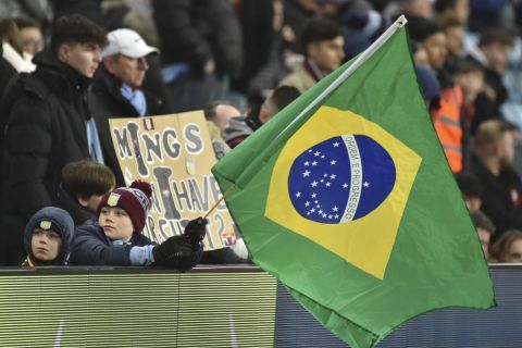 Η σημαία της Βραζιλίας στο παιχνίδι της Αστον Βίλα με τη Λιντς για την Premier League