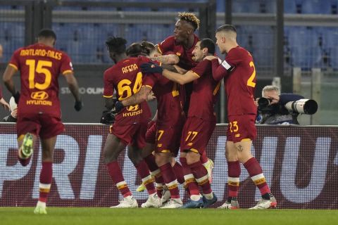 Οι παίκτες της Ρόμα πανηγυρίζουν γκολ του Σέρτζιο Ολιβέιρα κόντρα στην Κάλιαρι | 16 Ιανουαρίου 2022