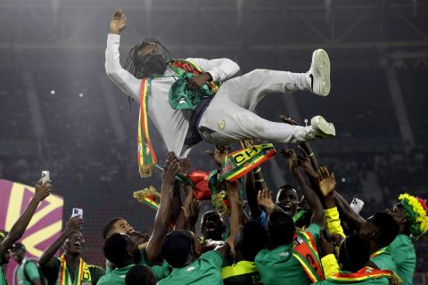 Ο προπονητής της Σενεγάλης, Αλιού Σισέ, πανηγυρίζει το τρόπαιο του Κυπέλλου Εθνών Αφρικής 2021, ύστερα από τον τελικό κόντρα στην Αίγυπτο στο "Αχμάντου Αχίτζο", Γιαουντέ | Κυριακή 6 Φεβρουαρίου 2022