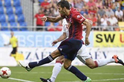 Marko Scepovic of Videoton, front, in action against Jeremy Toulalan of Bordeaux during the Europa League third qualifying round second leg soccer match between Videoton FC of Hungary and Girondins Bordeaux of France in Pancho Arena in Felcsut, 42 kms southwest of Budapest, Hungary, Thursday, Aug. 3, 2017. (Szilard Koszticsak/MTI via AP)