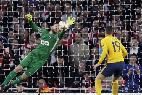 Atletico goalkeeper Jan Oblak saves a shot during the Europa League semifinal first leg soccer match between Arsenal FC and Atletico Madrid at the Arsenal stadium in London, Britain, Thursday, April 26, 2018. (AP Photo/Tim Ireland)