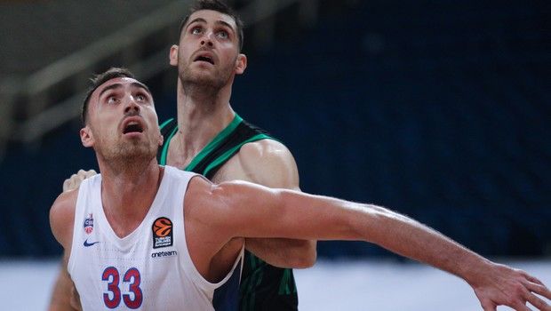 Μιλουτίνοβ και Παπαγιάννης διεκδικούν το ριμπάουντ σε αγώνα του Παναθηναϊκού με την ΤΣΣΚΑ για την EuroLeague