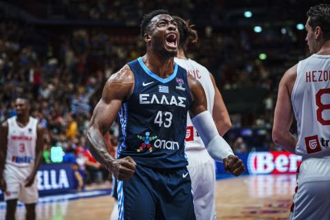 Ο Θανάσης Αντετοκούνμπο πανηγυρίσει τη νίκη της Εθνικής κόντρα στην Κροατία στο EuroBasket