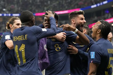 Οι παίκτες της Γαλλίας πανηγυρίζουν γκολ κόντρα στην Αγγλία