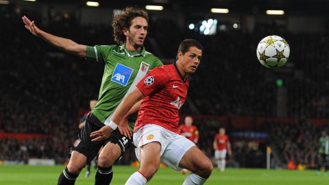 SC Braga's Portuguese defender Nuno Andre Coelho (L) challenges Manchester United's Mexican forward Javier Hernandez (R) during the UEFA Champions League group H football match between Manchester United and Braga at Old Trafford in Manchester, northwest England on October 23, 2012. AFP PHOTO / ANDREW YATES        (Photo credit should read ANDREW YATES/AFP/Getty Images)
