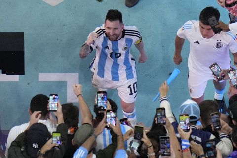 Ο Λιονέλ Μέσι της Αργεντινής πανηγυρίζει μετά την πρόκριση επί της Ολλανδίας για τα προημιτελικά του Παγκοσμίου Κυπέλλου 2022 στο "Λουσαΐλ Αϊκόνικ Στέιντιουμ", Λουσαΐλ | Σάββατο 10 Δεκεμβρίου 2022