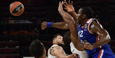 Anadolu's Bryant Dunston, right, and Moscow's Kyle Hines, second right, challenge for the ball during their Final Four Euroleague final basketball match between Anadolu Efes Istanbul and CSKA Moscow at the Fernando Buesa Arena in Vitoria, Spain, Sunday, May 19, 2019. (AP Photo/Alvaro Barrientos)