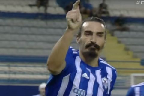 Ο Λάζαρος Χριστοδουλόπουλος πανηγυρίζει γκολ που σημείωσε με την Ανόρθωση