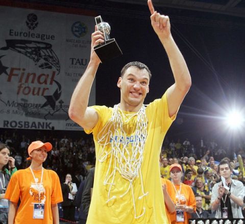 Ο Σάρας Γιασικεβίτσιους με το βραβειο του MVP το 2005 στη Μόσχα, στον τρίτο συνεχόμενο τίτλο του...
