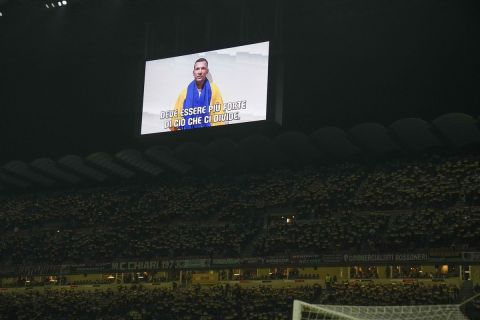 Ο Αντρέι Σεβτσένκο στέλνει μήνυμα για την Ουκρανία μέσω των μάτριξ του Σαν Σίρο πριν το ματς της Μίλαν με την Ίντερ για το Coppa Italia | 1 Μαρτίου 2022