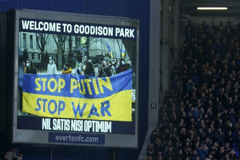 Μήνυμα υπέρ της Ουκρανίας και κατά του πολέμου και του Βλαντίμιρ Πούτιν στα μάτριξ του Γκούντισον Παρκ στο πλαίσιο του αγώνα της Premier League μεταξύ της Έβερτον και της Μάντσεστερ Σίτι | 26 Φεβρουαρίου 2022