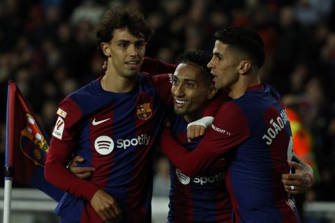 Ο Ραφίνια της Μπαρτσελόνα πανηγυρίζει με τους Ζοάο Φέλιξ και Ζοάο Κανσέλο γκολ που σημείωσε κόντρα στη Λας Πάλμας για τη La Liga 2023-2024 στο "Γιουίς Κομπανίς", Βαρκελώνη | Σάββατο 30 Μαρτίου 2024