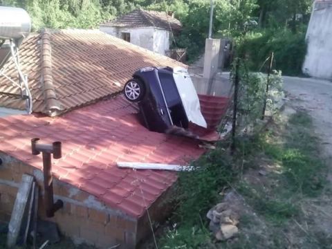 Απίστευτο: Αυτοκίνητο "προσγειώθηκε" σε στέγη σπιτιού σε χωριό της Λάρισας (photo)