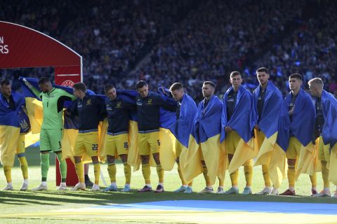 Οι παίκτες της Ουκρανίας τυλιγμένοι με την σημαία της χώρας τους