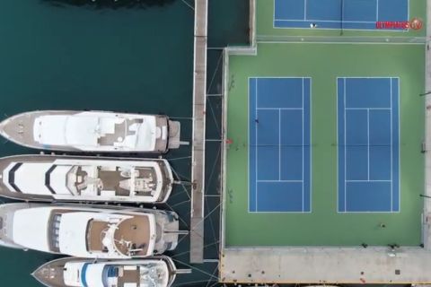 Οι εγκαταστάσεις τένις του Ολυμπιακού με φόντο τη θάλασσα του Πειραιά!