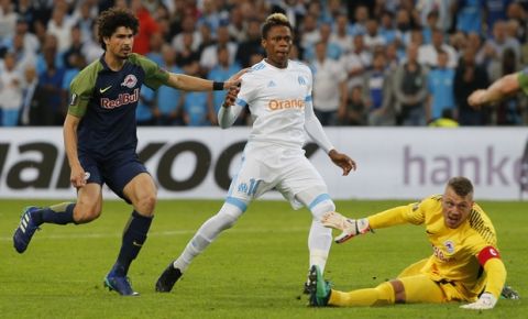 Marseille's Clinton N'Jie, center, scores his side's second goal during the Europa League semifinal first leg soccer match between Olympique Marseille and RB Salzburg at the Velodrome stadium in Marseille, France, Thursday, April 26, 2018. (AP Photo/Thibault Camus)