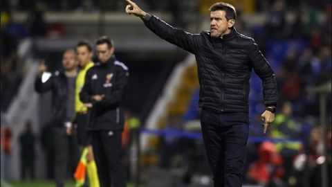 ALICANTE, SPAIN - NOVEMBER 30:  Barcelona assistant coach Juan Carlos Unzue reacts during the La Copa del Rey first leg match between Hercules CF and FC Barcelona at Jose Rico Perez on November 30, 2016 in Alicante, Spain.  (Photo by Manuel Queimadelos Alonso/Getty Images)
