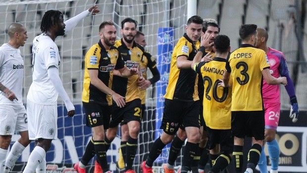 Οι παίκτες της ΑΕΚ πανηγυρίζουν το γκολ επί του ΟΦΗ για την 7η αγωνιστική της Super League