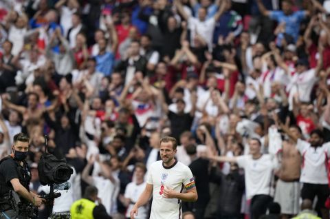 Ο Χάρι Κέιν ευτυχισμένος, μετά από το γκολ που έστειλε την Αγγλία στα προημιτελικά του Euro 2020