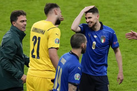 Ο Ζορζίνιο πανηγυρίζει τη νίκη της Ιταλίας