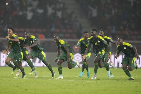 Οι παίκτες της Σενεγάλης πανηγυρίζουν μετά το φινάλε του τελικού κόντρα στην Αίγυπτο την κατάκτηση του Κυπέλλου Εθνών Αφρικής | 6 Φεβρουαρίου 2022