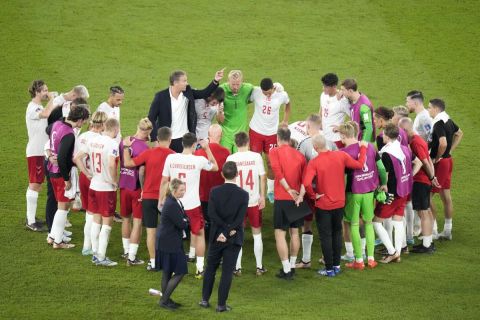 Οι παίκτες και ο προπονητής της Δανίας, Κάσπερ Χιούλμαντ μετά την ήττα από τη Γαλλία για το Μουντιάλ 2022