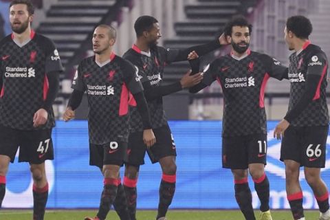 Οι παίκτες της Λίβερπουλ πανηγυρίζουν γκολ του Μοχάμεντ Σαλάχ κόντρα στην Γουέστ Χαμ σε ματς της Premier League