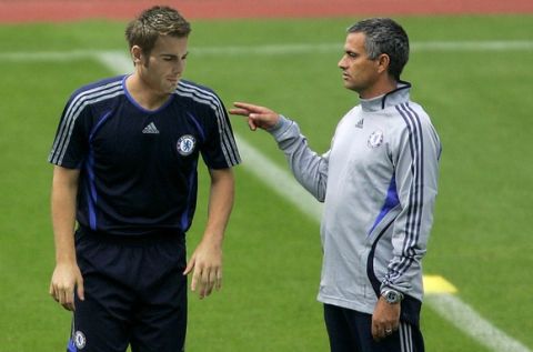 Chelsea's manager Jose Mourinho (R) speaks to John Terry during a training session in Sofia September 26, 2006. Chelsea will meet Levski Sofia in a Champions League Group A soccer match on Wednesday.   REUTERS/Stoyan Nenov  (BULGARIA)
