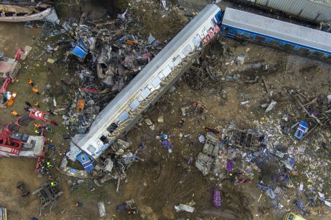 Εικόνες από drone από το πολύνεκρο σιδηροδρομικό δυστύχημα στα Τέμπη