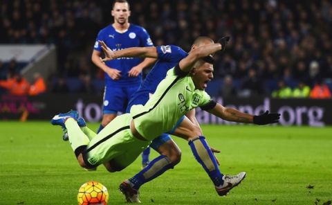 LEICESTER, ENGLAND - DECEMBER 29:  Sergio Aguero of Manchester City is challenged in the penalty area by Gokhan Inler of Leicester City during the Barclays Premier League match between Leicester City and Manchester City at The King Power Stadium on December 29, 2015 in Leicester, England.  (Photo by Laurence Griffiths/Getty Images)