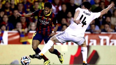 Barcelona's Neymar, left tries to get past Real's Xabi Alonso during the final of the Copa del Rey between FC Barcelona and Real Madrid at the Mestalla stadium in Valencia, Spain, Wednesday, April 16, 2014. (AP Photo/Alberto Saiz)