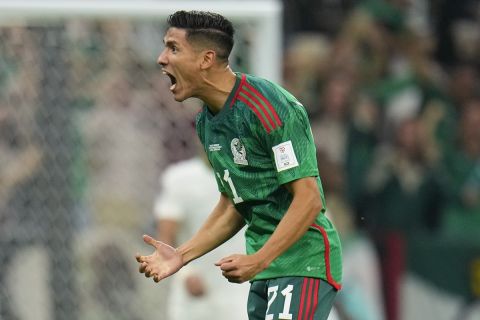 Ο Ουριέλ Αντούνα πανηγυρίζει γκολ του Μεξικού κόντρα στη Σαουδική Αραβία