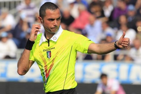 Referee Marco Guida during a Serie A soccer match between Novara and Lecce, at the Silvio Piola stadium in Novara Italy, Sunday, March 25, 2012. (AP Photo/Luca Bruno)