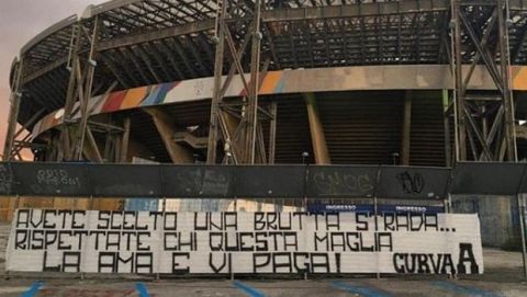 Νάπολι: Οι οπαδοί κρέμασαν πανό κατά των παικτών σε όλη την πόλη