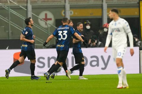 Ο Στεφάνο Σένσι της Ίντερ πανηγυρίζει γκολ κόντρα στην Έμπολι για τo Coppa Italia 2021-2022 στο "Τζιουζέπε Μεάτσα", Μιλάνο | Τετάρτη 19 Ιανουαρίου 2022