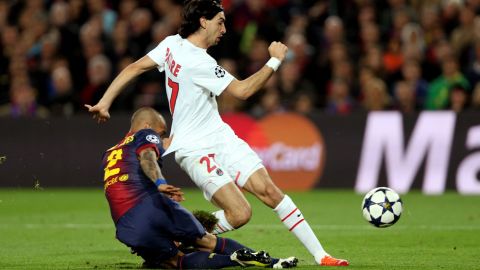 BARCELONA, SPAIN - APRIL 10: Daniel Alves of Barcelona fails to stop Javier Pastore of PSG score the first goal during the UEFA Champions League quarter-final second leg match between Barcelona and Paris St Germain at Nou Camp on April 10, 2013 in Barcelona, Spain.  (Photo by Jasper Juinen/Getty Images)