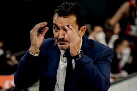 Ο Γιώργος Βόβορας σε απόγνωση μιλώντας προς τους παίκτες του σε εκτός έδρας αγώνα του Παναθηναϊκού στην EuroLeague