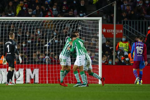 Οι παίκτες της Μπέτις πανηγυρίζουν γκολ που σημείωσαν κόντρα στην Μπαρτσελόνα για τη La Liga 2021-2022 στο "Καμπ Νόου", Βαρκελώνη | Σάββατο 4 Δεκεμβρίου 2021