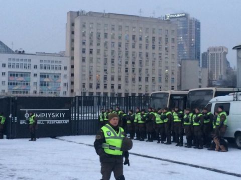 Ισχυρές αστυνομικές δυνάμεις και εκπαιδευμένα σκυλιά έξω απ' το "Ολιμπίσκι"