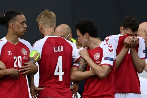 Οι παίκτες της εθνικής Δανίας μετά την κατάρρευση του Έρικσεν