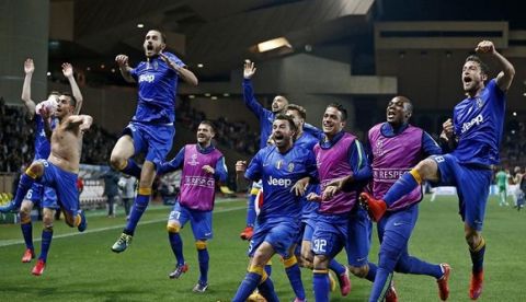 epa04716771 Juventus players celebrate advancing to semi finals after the UEFA Champions League quarter final second leg soccer match AS Monaco and Juventus FC at Stade Louis II stadium in Monaco, 22 April 2015.  EPA/GUILLAUME HORCAJUELO