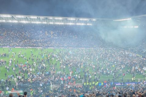 Νάπολι: Οπαδοί εισέβαλαν στο γήπεδο για να πανηγυρίσουν τον τίτλο και ξεγύμνωσαν τους παίκτες