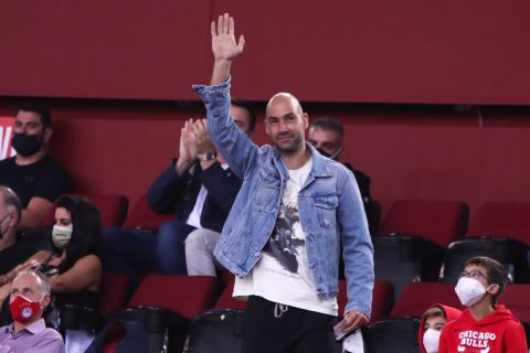 Ο Βασίλης Σπανούλης παρακολουθεί το ματς του Ολυμπιακού με την Ρεάλ από τις εξέδρες του ΣΕΦ | 8 Οκτωβρίου 2021